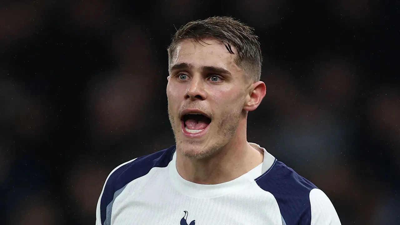 ميكي فان دي فين يرد على اتهامات تراجع اهتمام نجوم توتنهام بجدول الدوري